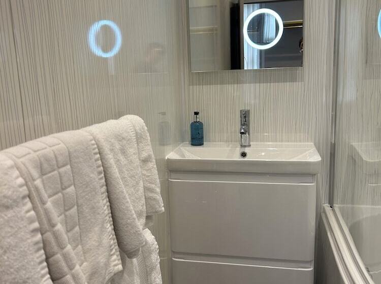 Отель Ashbourne House