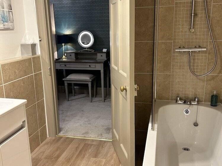 Отель Ashbourne House