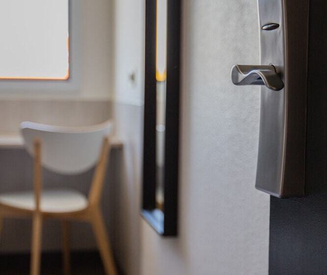 ホテル Face West Le Pontet