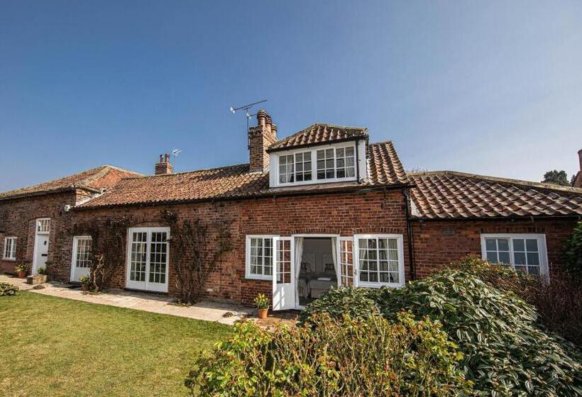 Отель Goldsborough Hall