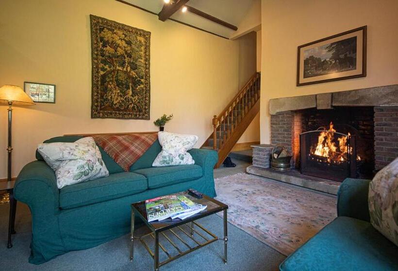 Отель Goldsborough Hall