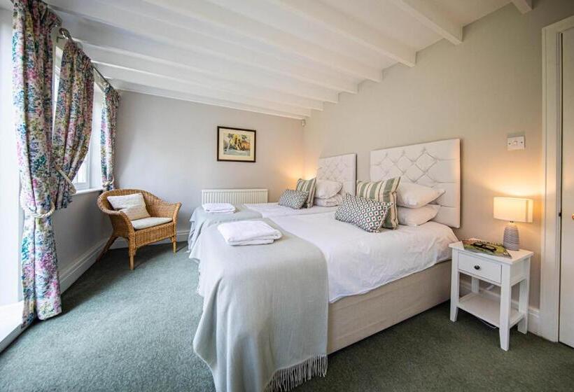 Отель Goldsborough Hall