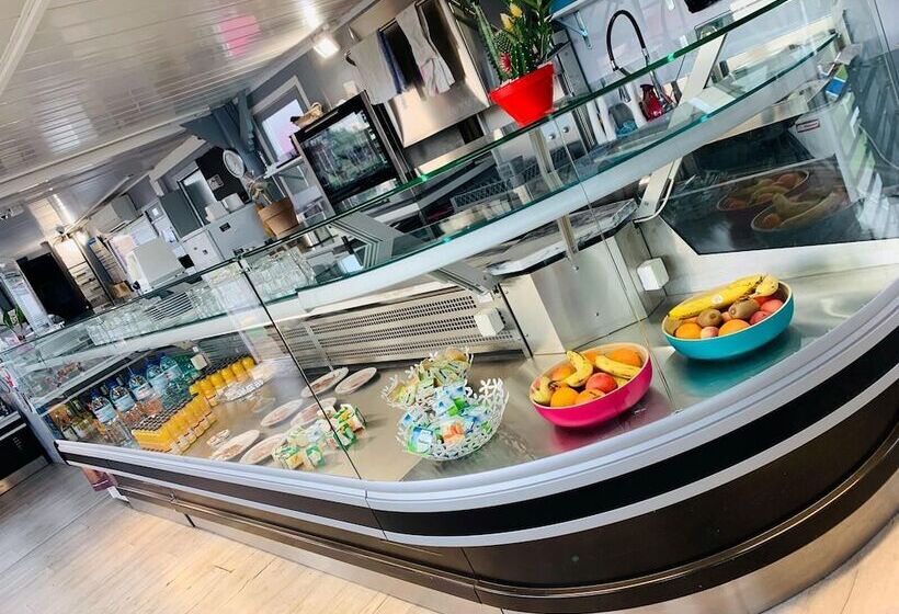 Отель Hôtel Acajou