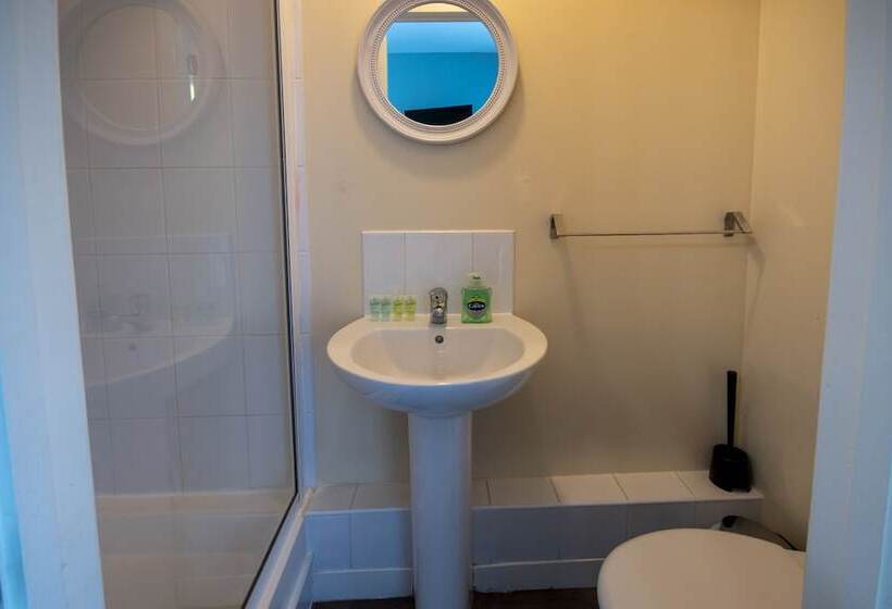 فندق Irvine Riverside Guesthouse By Paymán Club