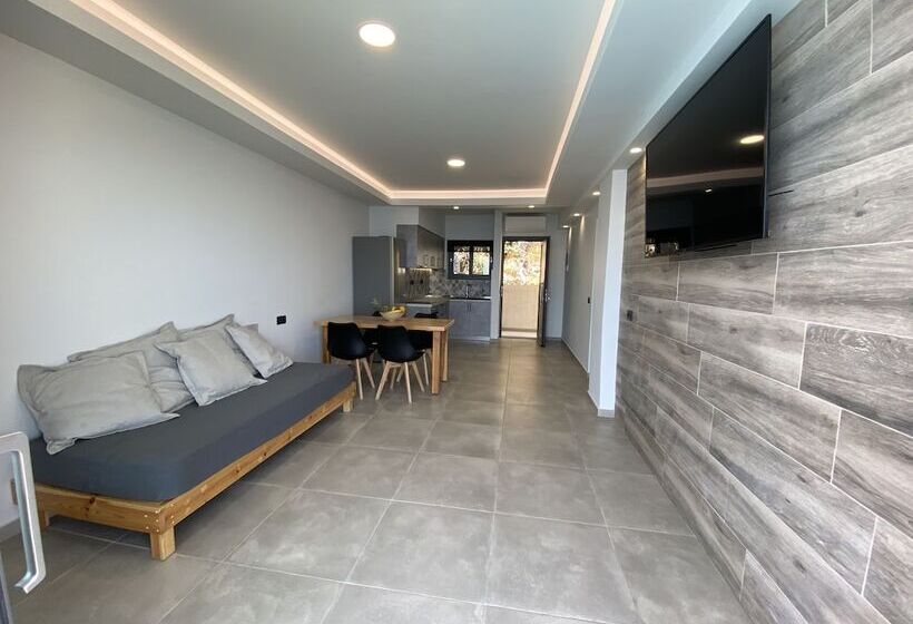 ホテル Ostria Apartments