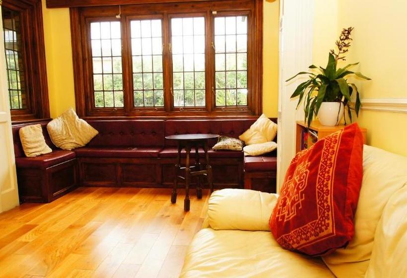 בית מלון כפרי Rooftree Guest House