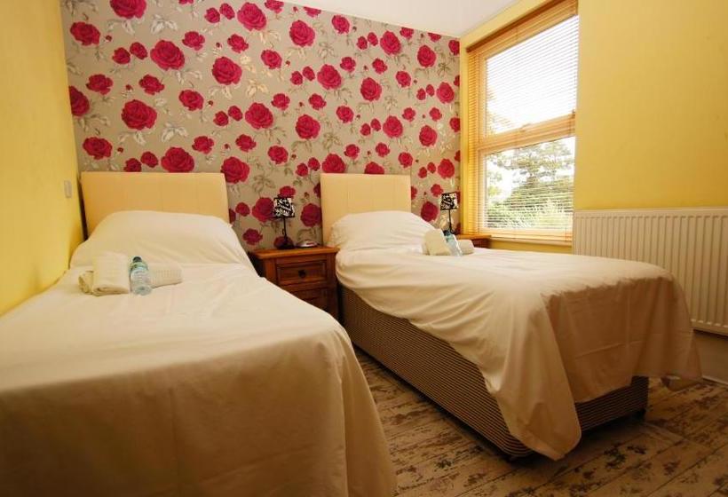 בית מלון כפרי Rooftree Guest House