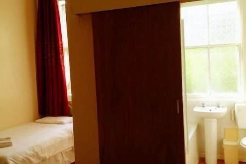 Отель The Fallowfield Lodge