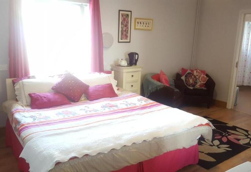 Отель The Mourne Lodge Cnocnafeola