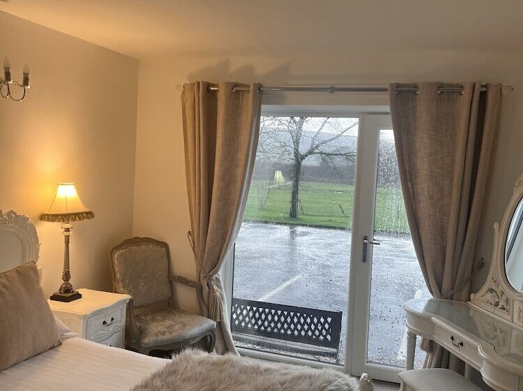 Отель Stone Trough