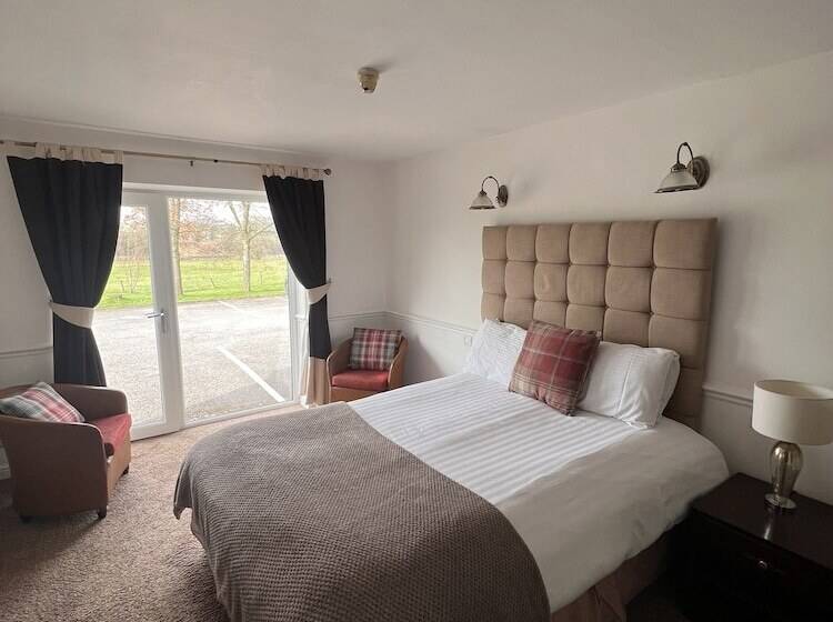 Отель Stone Trough