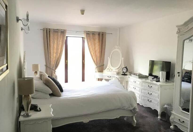 Отель Stone Trough