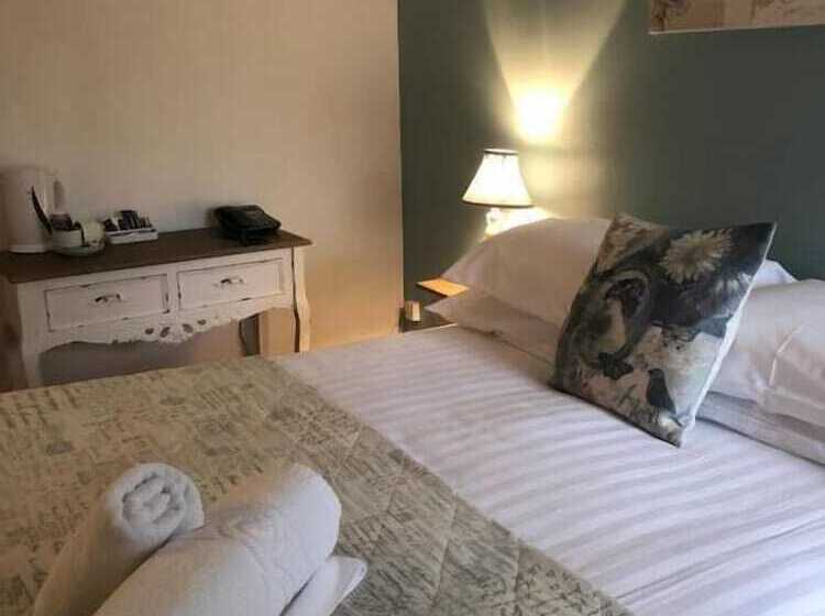 Отель Stone Trough