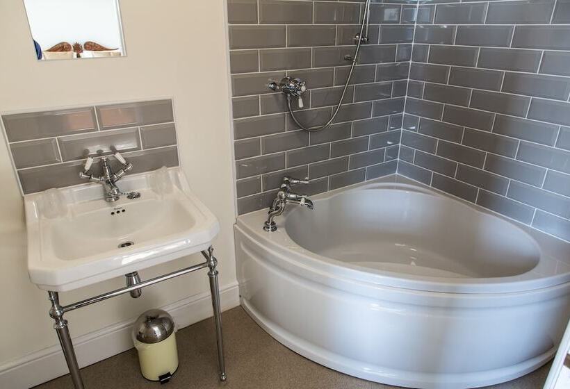 בית מלון כפרי The Resolution