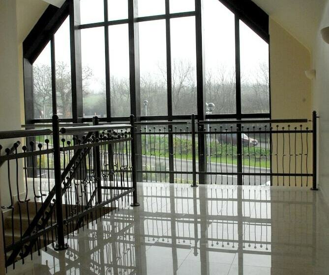 Отель The Sharnbrook