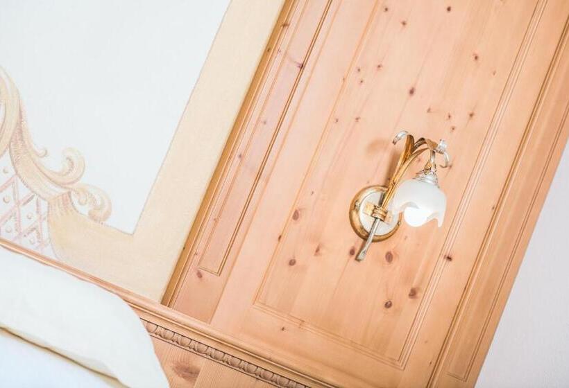 ホテル Castel Oswald Von Wolkenstein