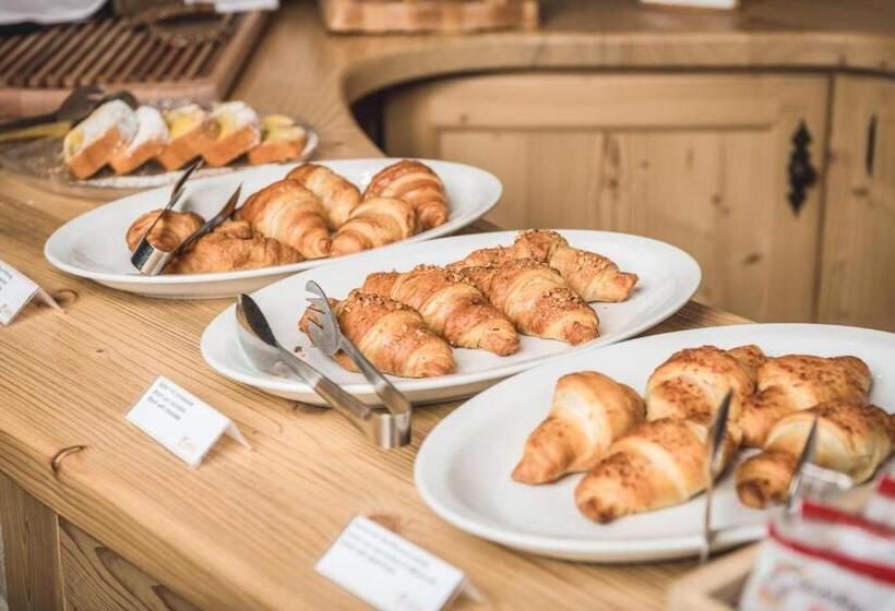 ホテル Castel Oswald Von Wolkenstein