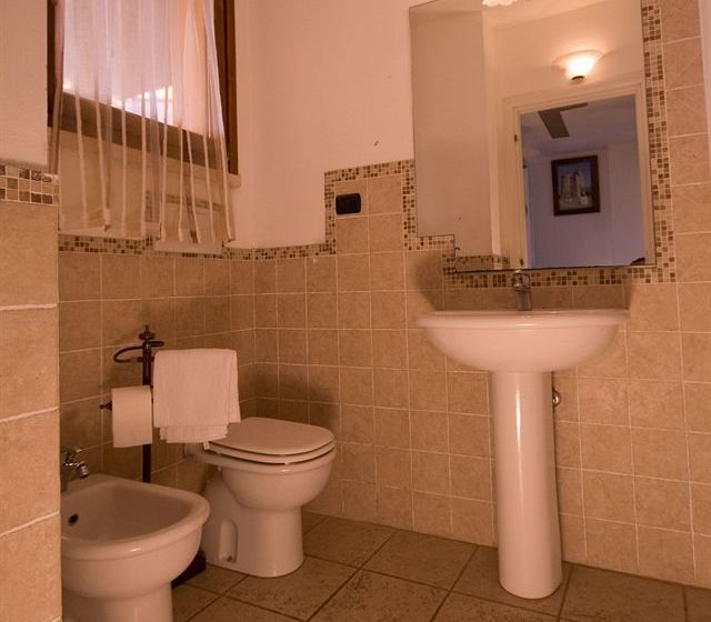 هتل Follonica Apartments