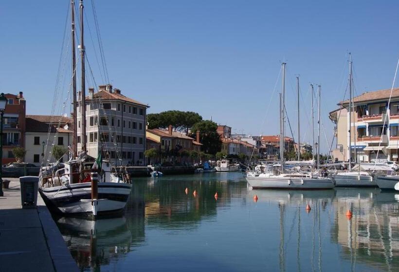 Отель Residence Aprilia