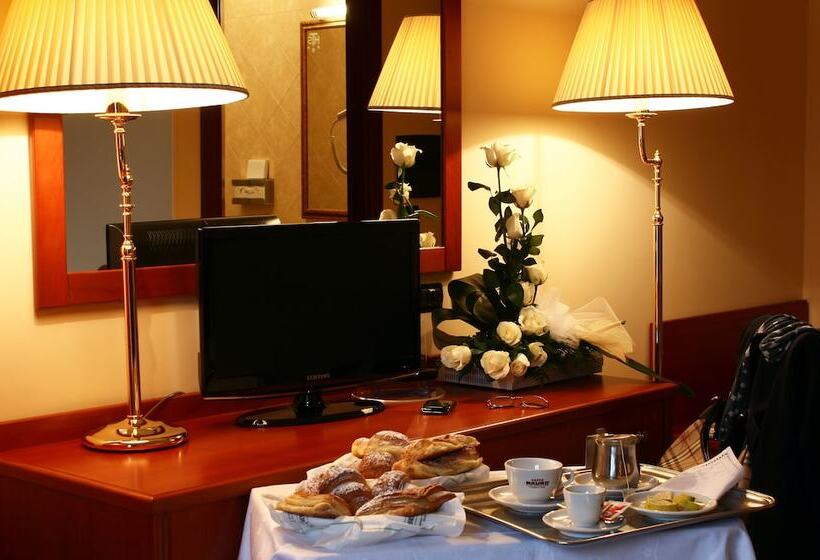 فندق Tito Serranò