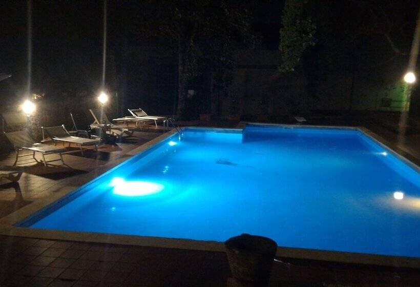 호텔 Villa La Nussa