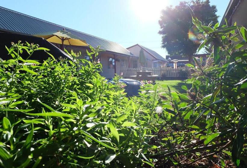 Castles Motel And Driftwood Motel