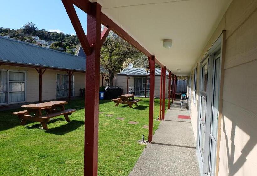 Castles Motel And Driftwood Motel