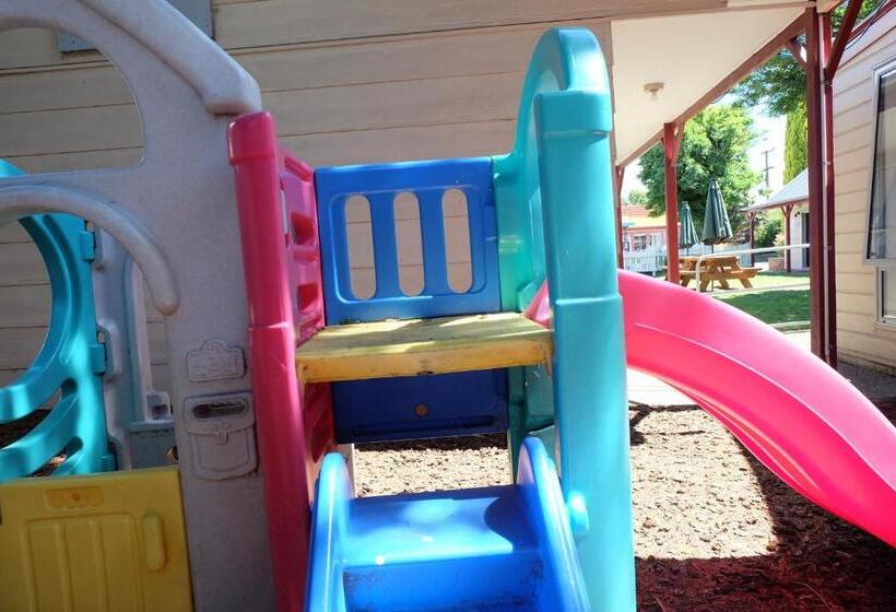 Castles Motel And Driftwood Motel