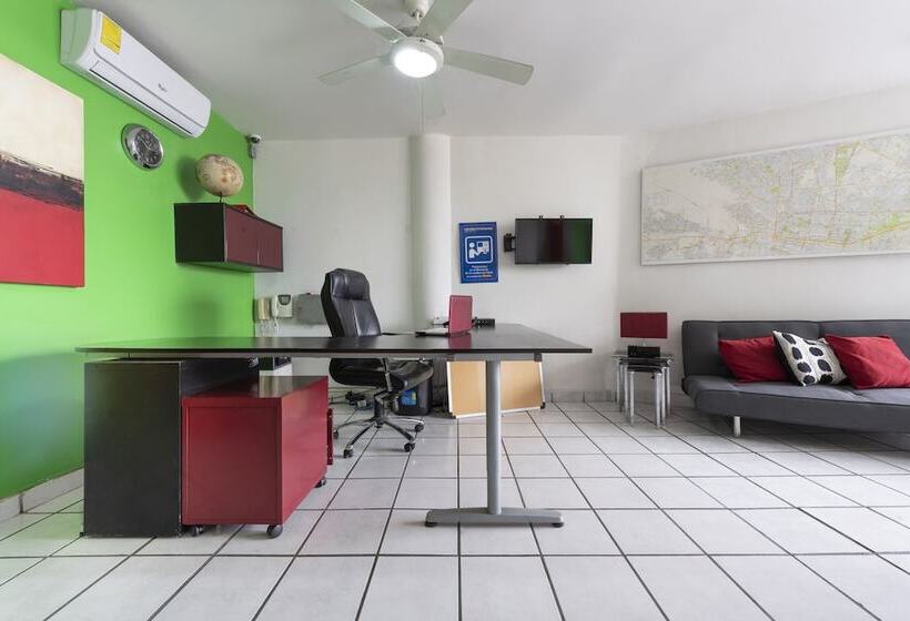 ホテル Adhoc Empresas