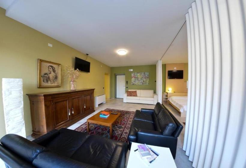 Отель All' Orologio