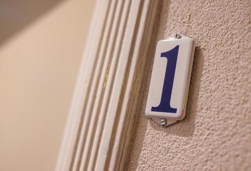 Отель Auberge Nassau