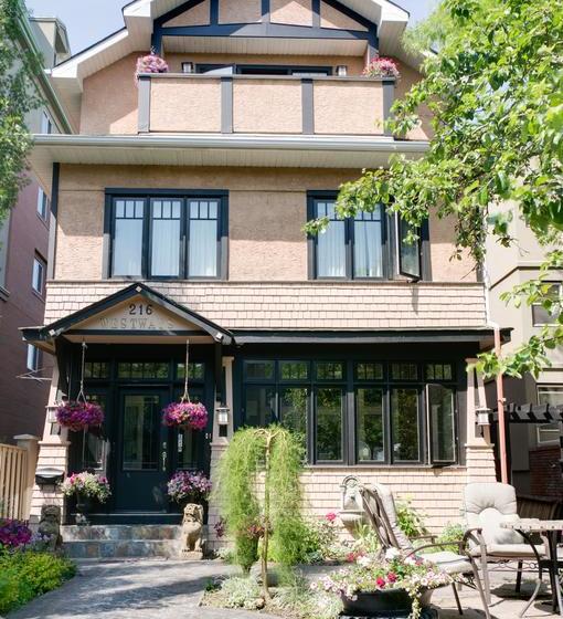فندق Elevate Rooms Calgary Westways Guest House