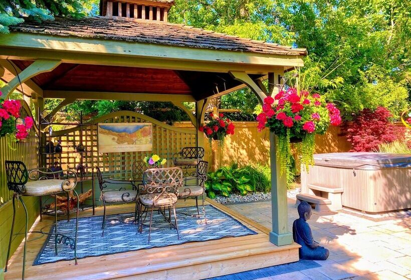 ホテル Explorer House Bed & Breakfast