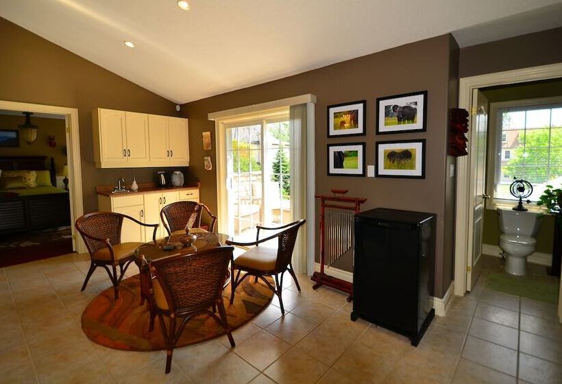 ホテル Explorer House Bed & Breakfast