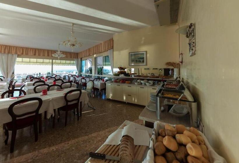 ホテル Janeiro Frontemare