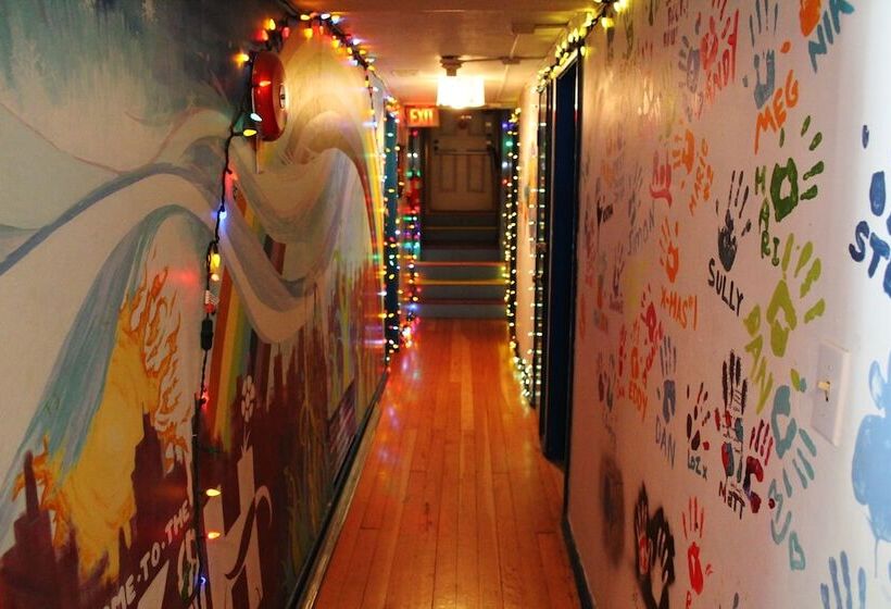 Отель Kelowna International Hostel