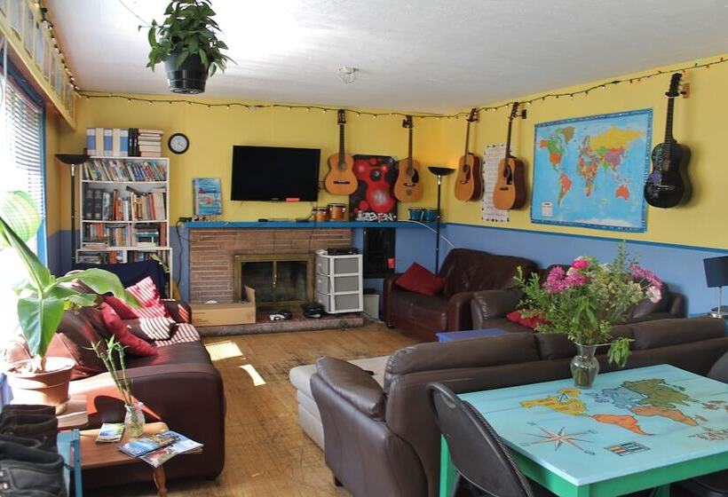 Отель Kelowna International Hostel
