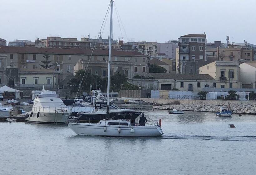 호텔 Ortigiaseaview Bed & Breakfast