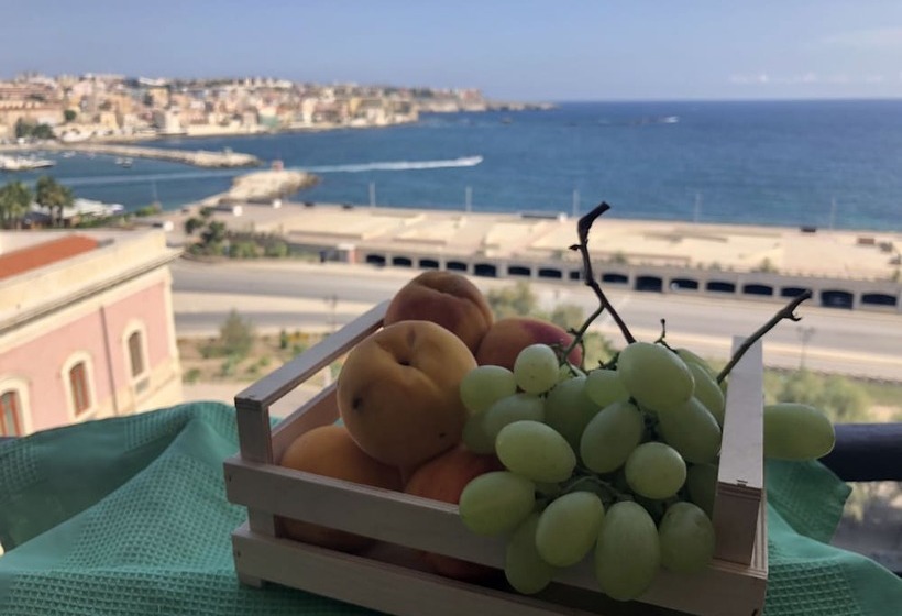호텔 Ortigiaseaview Bed & Breakfast