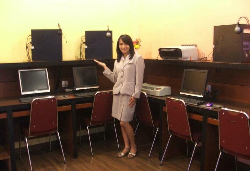 호텔 Sibayak Internasional