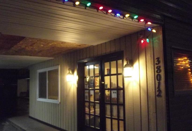 בית מלון כפרי Squamish Budget Inn