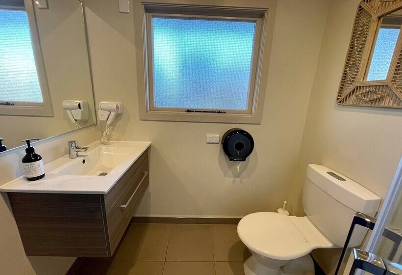 هتل Te Anau Lakefront Backpackers