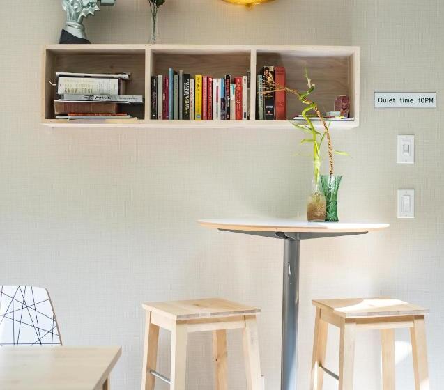 ホテル The Cube In Revelstoke