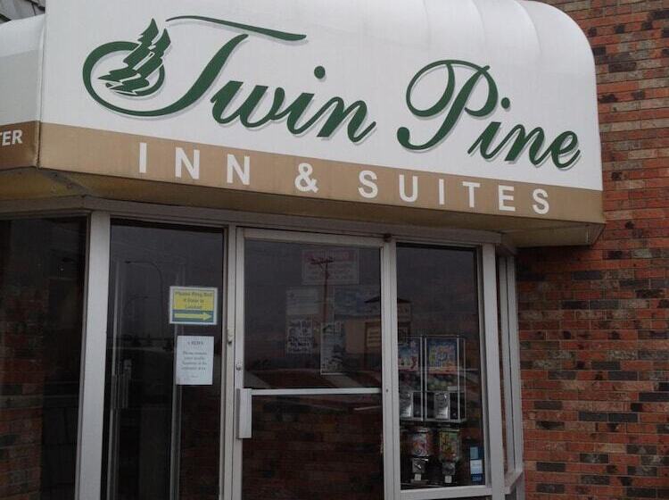 בית מלון כפרי Twin Pine Inn & Suites