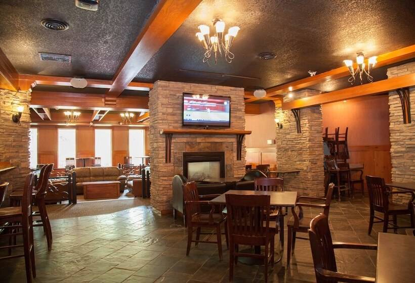 בית מלון כפרי Twin Pine Inn & Suites