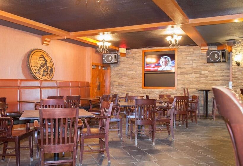 בית מלון כפרי Twin Pine Inn & Suites