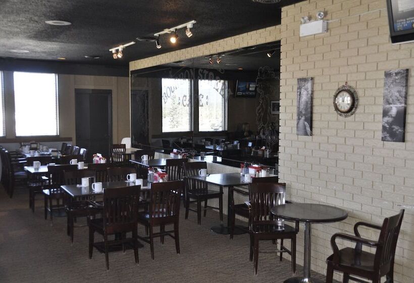 בית מלון כפרי Twin Pine Inn & Suites