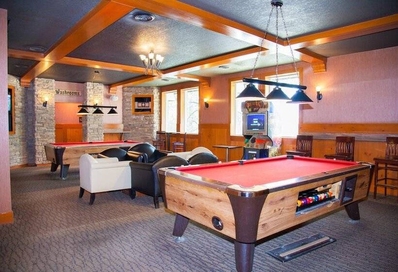 בית מלון כפרי Twin Pine Inn & Suites