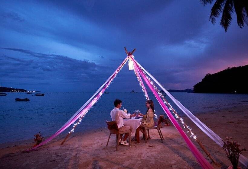 בית מלון כפרי Bandara Phuket Beach Resort