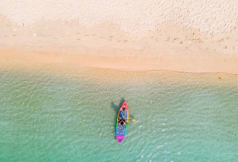 בית מלון כפרי Bandara Phuket Beach Resort